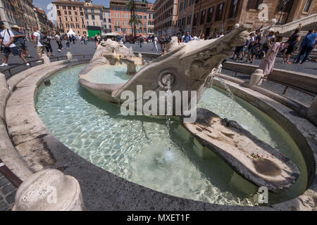 La fontaine de La Barcaccia Rome art Bernin, Piazza di Spagna, le matin avec un grand nombre de touristes. Banque D'Images