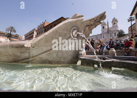 La fontaine de La Barcaccia Rome art Bernin, Piazza di Spagna, le matin avec un grand nombre de touristes. Banque D'Images