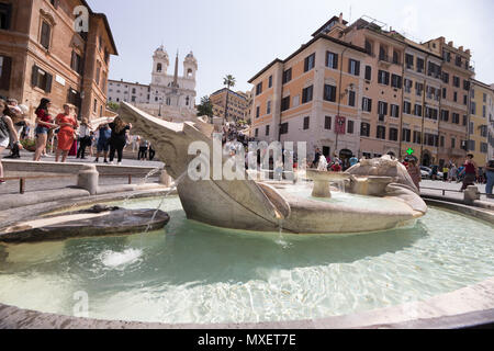 La fontaine de La Barcaccia Rome art Bernin, Piazza di Spagna, le matin avec un grand nombre de touristes. Banque D'Images