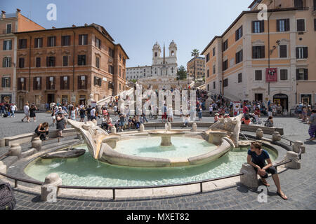 La fontaine de La Barcaccia Rome art Bernin, Piazza di Spagna, le matin avec un grand nombre de touristes. Banque D'Images