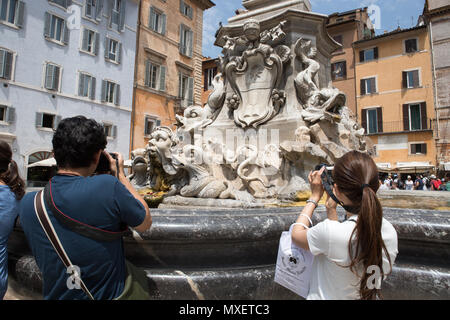 Rome Italie, tourisme, photographier une gravure sur la fontaine de la Piazza della Rotonda , Panthéon Piazza della Rotonda Banque D'Images