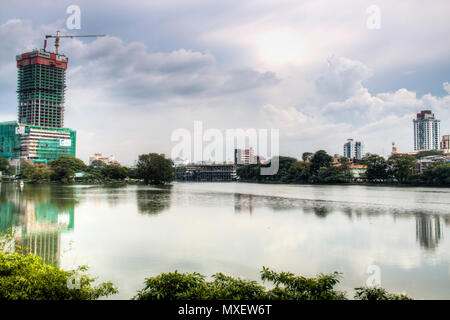 COLOMBO, SRI LANKA - Décembre 2017 : l'étang avec des gratte-ciel dans le centre de Colombo, capitale du Sri Lanka Banque D'Images