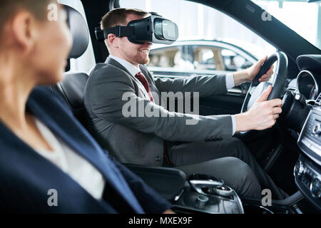 L'essai de nouvelles voiture avec casque VR Banque D'Images