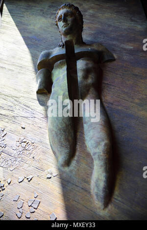 Statue en bronze sur la porte de la Basilique de Sainte Marie des Anges et des Martyrs, Rome. Italie. Ce travail représente la résurrection Banque D'Images