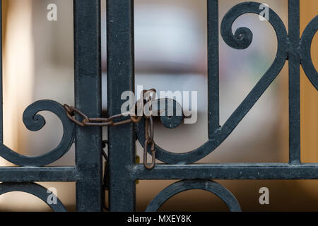 Portail en fer ornemental verrouillé avec une chaîne. Banque D'Images