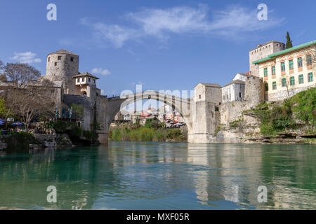 Historique Le Stari Most (Vieux Pont) sur la Neretva à Mostar, la Fédération de Bosnie-et-Herzégovine. Banque D'Images