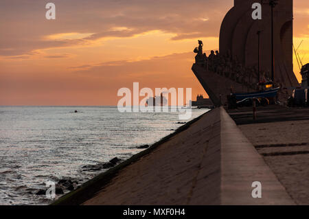 Vue sur le Tage et le Monument des Découvertes dans la ville de Lisbonne, Portugal, au coucher du soleil. Banque D'Images
