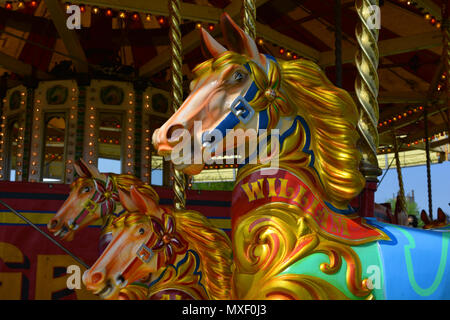 Close up de chevaux sur un manège à la foire annuelle le château de Sherborne, Sherborne, Dorset, Angleterre Banque D'Images