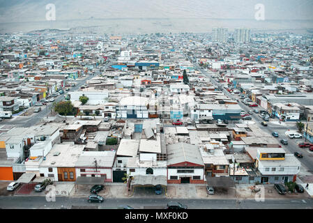 Vue panoramique sur la ville d'Iquique prise de vue depuis le 16e étage de Edificio Urbano Oriente, l'un des hauts blocs de la tour moderne de la ville. Chili Banque D'Images