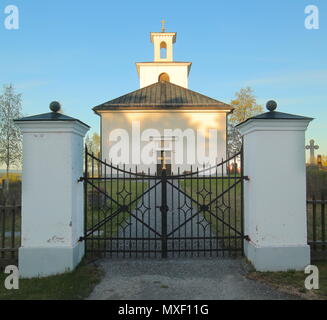 Soirée shot de l'église dans Lungre en Suède. Banque D'Images