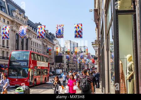 Regent Street view, London W1 une grande rue commerçante dans le West End de la capitale occupée par les touristes et les consommateurs sur une journée ensoleillée avec ciel bleu Banque D'Images