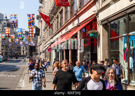 Regent Street view, London W1 une grande rue commerçante dans le West End de la capitale occupée par les touristes et les consommateurs sur une journée ensoleillée avec ciel bleu Banque D'Images