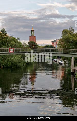 STOCKHOLM, Suède, le 3 juin 2018 : célèbre hôtel de ville de Stockholm le paysage luxuriant au Karlbergs canal pendant une soirée d'été. Banque D'Images