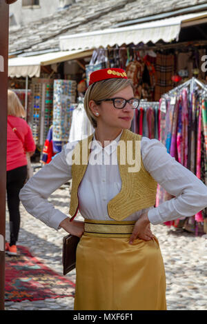 Femme vêtue de vêtements traditionnels à l'extérieur d'un restaurant à Mostar, la Fédération de Bosnie-et-Herzégovine. Banque D'Images