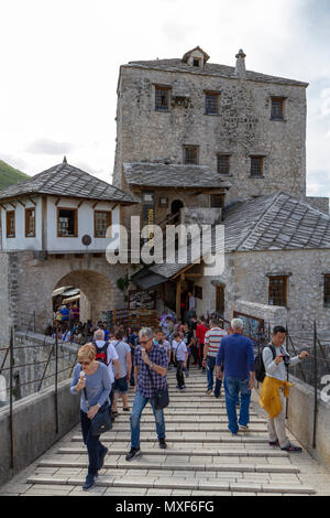 Vue depuis la passerelle sur le Stari Most (Vieux Pont) retour vers la guérite voûté à Mostar, la Fédération de Bosnie-et-Herzégovine. Banque D'Images