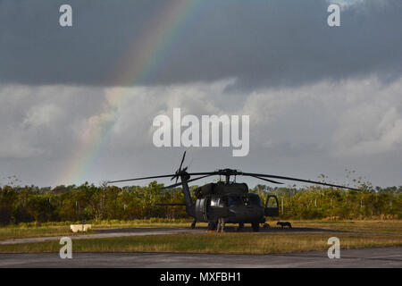 Un UH-60 Black Hawk de l'équipage avec le 1-150ème bataillon d'hélicoptères d'assaut, New Jersey Army National Guard, quitte l'avion à : caserne, Quartier général de la Force de défense du Belize, Ladyville, Belize, le 3 mai 2017. Le 1-150e a fourni un appui pour l'aviation au-delà de l'horizon 2017 - Belize y compris transport de personnel pour les sites de travail, ainsi que l'évacuation médicale. 2017 BTS est un partenariat entre le Gouvernement du Belize et du U.S. Southern Command qui fournira trois événements service médical libre et cinq projets de construction dans tout le pays du Belize à partir de mars 25 Banque D'Images