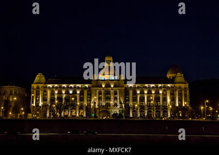 Vue de la façade du bâtiment des Thermes Gellert à Budapest, Hongrie. Le complexe balnéaire s'installe dans le bâtiment construit en style sécession Banque D'Images