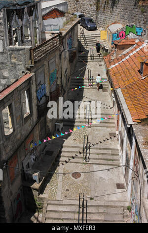 Bunting dans une rue de Porto, Portugal Banque D'Images