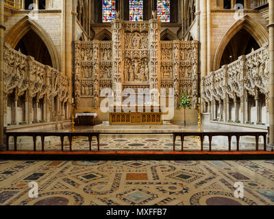 Autel et retable finement sculptés sous les vitraux de la cathédrale de Truro victorien, Cornwall, UK Banque D'Images