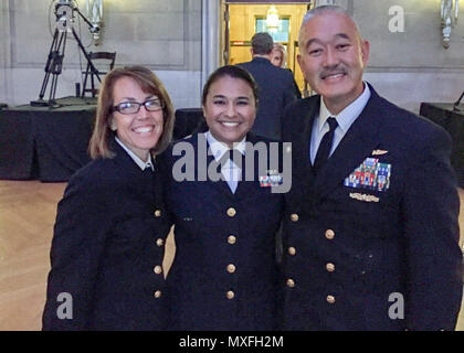 (4 mai 2017) -- Le lieutenant Cmdr. Tatana Olson, héros de la médecine militaire (HMM) Award 2017 destinataire, centre, pose pour une photo avec le Capitaine Mark Goto, commandant de la marine, Centre de formation opérationnelle de la médecine (NMOTC), à droite, et le capitaine Carolyn riz, de la direction, NMOTC, gauche, au cours d'une réception à la Andrew W. Mellon Auditorium à Washington, D.C. HMM récompensent les contributions exceptionnelles de personnes qui se sont distingués par l'excellence et de dévouement à l'avancement de la médecine militaire. Banque D'Images