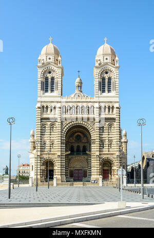 Vue de face de la cathédrale de Sainte-Marie-Majeure, également connu sous le nom de la Major, l'inspiration byzantine de la cathédrale catholique de Marseille, France, réalisés Banque D'Images