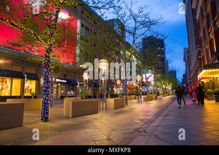 DENVER, COLORADO - 1 mai 2018 : scène de rue le long de la 16th Street Mall, au centre-ville de Denver Colorado la nuit avec les lumières et les gens de voir l'image - Banque D'Images