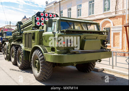 Samara, Russie - Mai 5, 2018 : automoteur russe lance-roquettes multiples BM-27 Uragan système (l'ouragan) sur châssis ZIL-135 à la ville rue être Banque D'Images