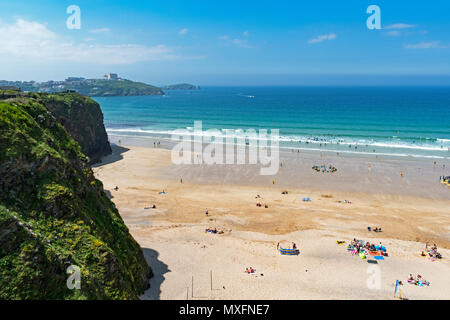 Au début de l'été à la plage tolcarne beach, Newquay, Cornwall, Angleterre, Grande-Bretagne, Royaume-Uni, Banque D'Images