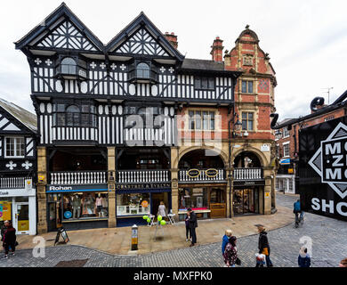 Bâtiment à colombages prises dans Bridge Street, Chester, Cheshire, Royaume-Uni le 13 mai 2017 Banque D'Images