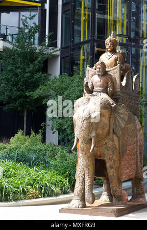 La vie de l'éléphant en bronze de taille à l'extérieur des bureaux à Londres Banque D'Images