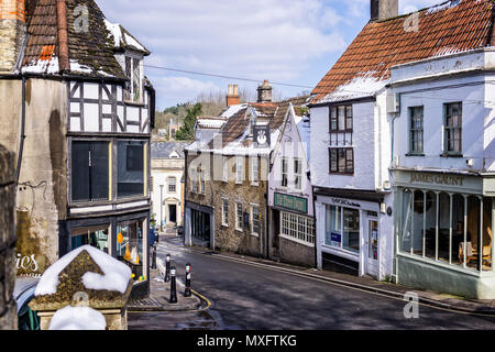 View of snowy King Street prises à partir de la rue douce à Frome, Somerset, Royaume-Uni le 19 mars 2018 Banque D'Images