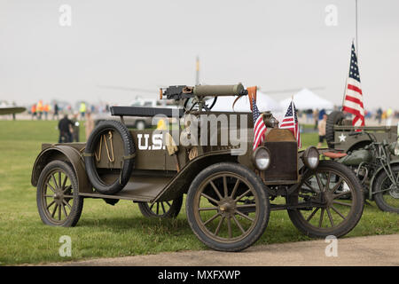 Pérou, Illinois, USA - Le 19 mai 2018 Guerre de l'ancien monde Un véhicule avec une mitrailleuse et USA flag à l'Avenger TBM salut aux anciens combattants Banque D'Images