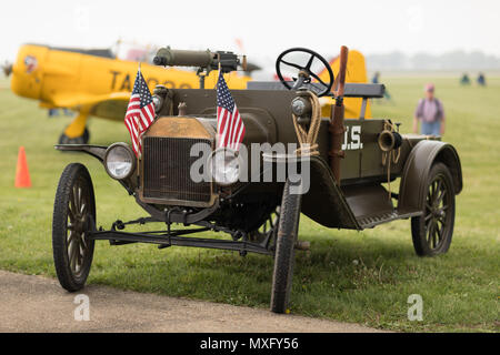 Pérou, Illinois, USA - Le 19 mai 2018 Guerre de l'ancien monde Un véhicule avec une mitrailleuse et USA flag à l'Avenger TBM salut aux anciens combattants Banque D'Images