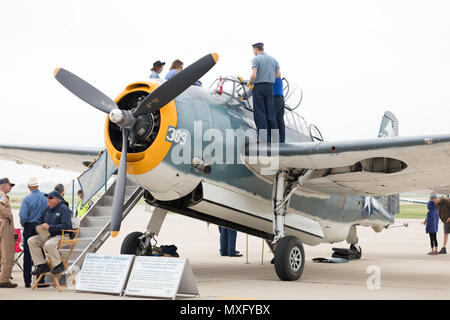 Pérou, Illinois, USA - Le 19 mai 2018, Curtiss P-40N Warhawk garé sur le tarmac lors de l'Airshow, TBM Avenger hommage aux anciens combattants Banque D'Images