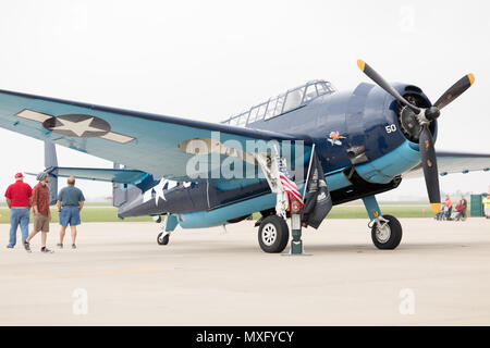 Pérou, Illinois, USA - Le 19 mai 2018, Curtiss P-40N Warhawk garé sur le tarmac lors de l'Airshow, TBM Avenger hommage aux anciens combattants Banque D'Images