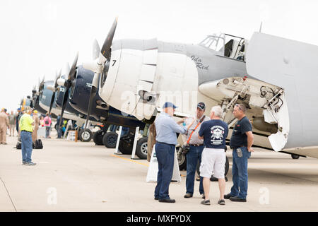 Pérou, Illinois, USA - Le 19 mai 2018, Curtiss P-40N Warhawk garé sur le tarmac lors de l'Airshow, TBM Avenger hommage aux anciens combattants Banque D'Images