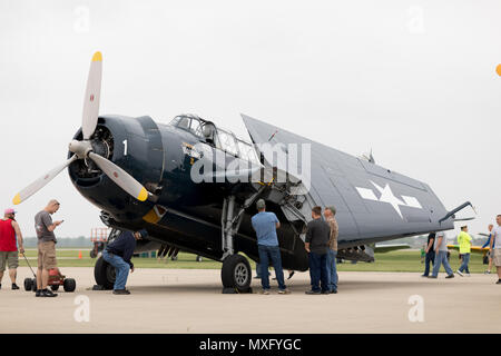 Pérou, Illinois, USA - Le 19 mai 2018, Curtiss P-40N Warhawk garé sur le tarmac lors de l'Airshow, TBM Avenger hommage aux anciens combattants Banque D'Images