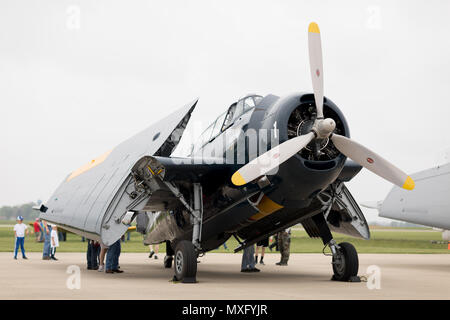 Pérou, Illinois, USA - Le 19 mai 2018, Curtiss P-40N Warhawk garé sur le tarmac lors de l'Airshow, TBM Avenger hommage aux anciens combattants Banque D'Images