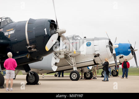 Pérou, Illinois, USA - Le 19 mai 2018, Curtiss P-40N Warhawk garé sur le tarmac lors de l'Airshow, TBM Avenger hommage aux anciens combattants Banque D'Images