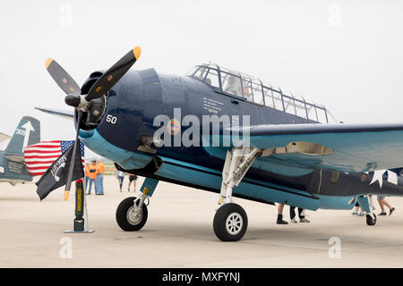 Pérou, Illinois, USA - Le 19 mai 2018, Curtiss P-40N Warhawk garé sur le tarmac lors de l'Airshow, TBM Avenger hommage aux anciens combattants Banque D'Images