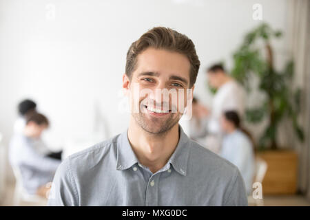 Portrait of smiling Caucasian worker posing looking at camera Banque D'Images