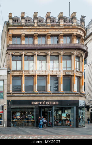 Debout à l'extérieur de la famille une succursale de Caffe Nero dans Argyle Street, Glasgow. Les clients peuvent être vus à l'intérieur des fenêtres. L'Écosse, Royaume-Uni Banque D'Images