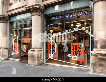 Urban Outfitters entrée et d'affichage de vitrine, Buchanan St, Glasgow. 30 % off offre d'été. L'Écosse, Royaume-Uni, Banque D'Images