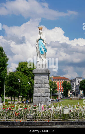 Statue de Notre Dame de l'Immaculée Conception. Lourdes, France, grand lieu de pèlerinage catholique. Banque D'Images