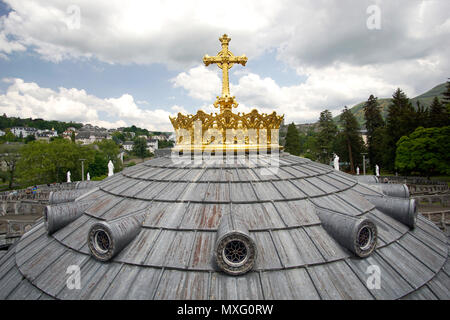 Coupole de la basilique du Rosaire à Lourdes, France, grand lieu de pèlerinage catholique. Banque D'Images