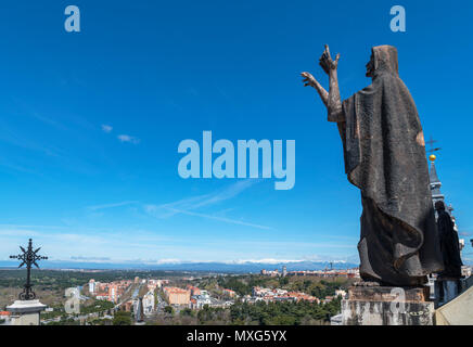 Statue sur le toit de la cathédrale de Madrid (Catedral Nuestra Señora de la Almudena), Madrid, Espagne. Banque D'Images