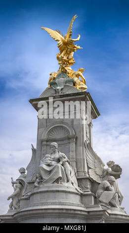 Le Queen Victoria Memorial, montrant le côté qui fait face au Palais de Buckingham. Banque D'Images