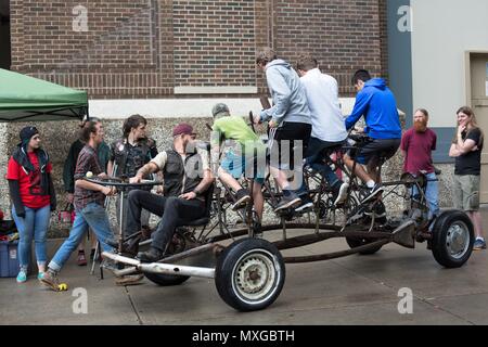 Les gens pédaler un vélo Voiture, appelé le Nuage de la pédale, à l'aéroport international de Minneapolis-St. Paul mini bouilloire Faire à St Paul, Minnesota, USA. Banque D'Images