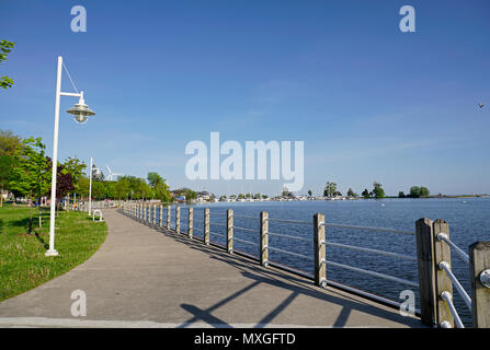 Waterfront Trail par park, yachts et marina dans la baie des Français, Pickering, Ontario, Canada à l'été Banque D'Images