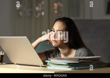 Frustrés de l'auto-portrait utilisé à la caméra à la fin de travail heures au nuit à la maison Banque D'Images